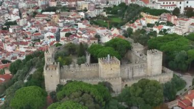 Lizbon, Portekiz 'deki Aziz George Kalesi. Drone bakış açısı. 4k.