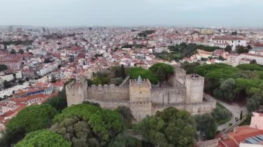 Lizbon, Portekiz 'deki Aziz George Kalesi. Drone bakış açısı. 4k.