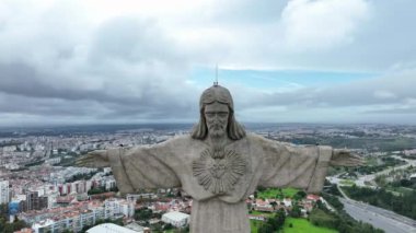 Kral İsa 'nın mabedi. Portekiz, Almada 'da bulunan Lizbon şehrine bakan İsa' nın Kutsal Kalbi 'ne adanmış Katolik anıtı ve türbesi. 4k