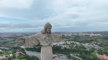 Kral İsa 'nın mabedi. Portekiz, Almada 'da bulunan Lizbon şehrine bakan İsa' nın Kutsal Kalbi 'ne adanmış Katolik anıtı ve türbesi. 4k