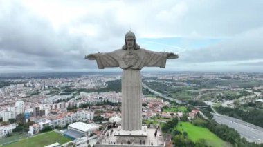Kral İsa 'nın mabedi. Portekiz, Almada 'da bulunan Lizbon şehrine bakan İsa' nın Kutsal Kalbi 'ne adanmış Katolik anıtı ve türbesi. 4k