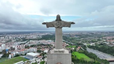 Kral İsa 'nın mabedi. Portekiz, Almada 'da bulunan Lizbon şehrine bakan İsa' nın Kutsal Kalbi 'ne adanmış Katolik anıtı ve türbesi. 4k