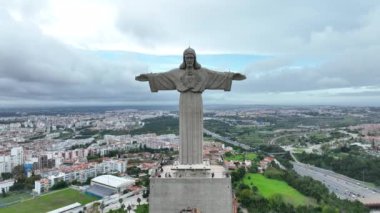 Kral İsa 'nın mabedi. Portekiz, Almada 'da bulunan Lizbon şehrine bakan İsa' nın Kutsal Kalbi 'ne adanmış Katolik anıtı ve türbesi. 4k