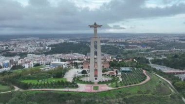 Kral İsa 'nın mabedi. Portekiz, Almada 'da bulunan Lizbon şehrine bakan İsa' nın Kutsal Kalbi 'ne adanmış Katolik anıtı ve türbesi. 4k