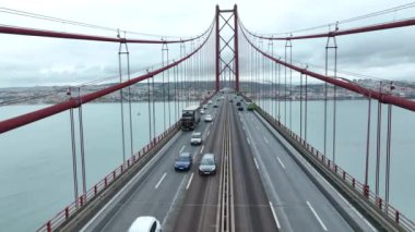 Portekiz 'in Lizbon kentinde bulunan 25 Nisan Köprüsü' nde (Ponte 25 de Abril) trafik vardı. Drone. 4k