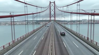 Portekiz 'in Lizbon kentinde bulunan 25 Nisan Köprüsü' nde (Ponte 25 de Abril) trafik vardı. Drone. 4k