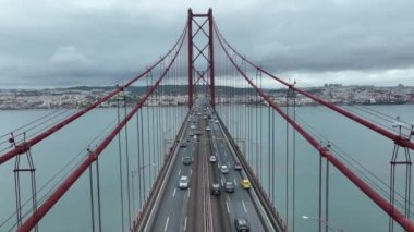 Portekiz 'in Lizbon kentinde bulunan 25 Nisan Köprüsü' nde (Ponte 25 de Abril) trafik vardı. Drone. 4k