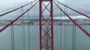 Portekiz 'in Lizbon kentinde bulunan 25 Nisan Köprüsü' nde (Ponte 25 de Abril) trafik vardı. Drone. 4k