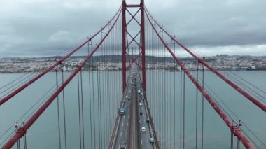 Portekiz 'in Lizbon kentinde bulunan 25 Nisan Köprüsü' nde (Ponte 25 de Abril) trafik vardı. Drone. 4k