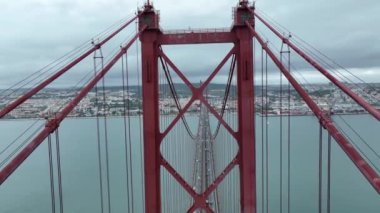 Portekiz 'in Lizbon kentinde bulunan 25 Nisan Köprüsü' nde (Ponte 25 de Abril) trafik vardı. Drone. 4k