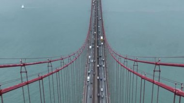 Portekiz 'in Lizbon kentinde bulunan 25 Nisan Köprüsü' nde (Ponte 25 de Abril) trafik vardı. Drone. 4k