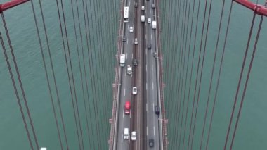 Portekiz 'in Lizbon kentinde bulunan 25 Nisan Köprüsü' nde (Ponte 25 de Abril) trafik vardı. Drone. 4k