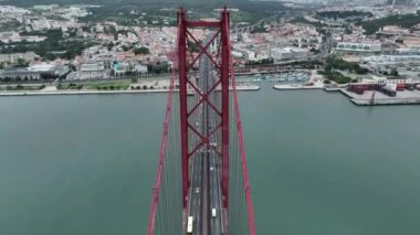 Portekiz 'in Lizbon kentinde bulunan 25 Nisan Köprüsü' nde (Ponte 25 de Abril) trafik vardı. Drone. 4k