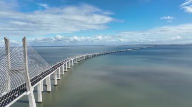 Lizbon 'daki Vasco Da Gama Köprüsü, Portekiz, Tagus Nehri üzerinde. Drone bakış açısı. 4k
