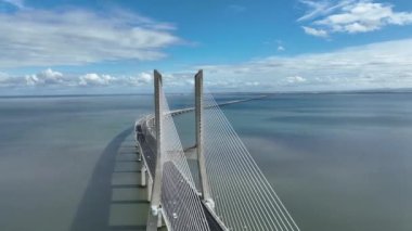 Lizbon 'daki Vasco Da Gama Köprüsü, Portekiz, Tagus Nehri üzerinde. Drone bakış açısı. 4k