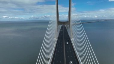 Lizbon 'daki Vasco Da Gama Köprüsü, Portekiz, Tagus Nehri üzerinde. Drone bakış açısı. 4k