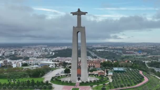 キリストの聖域王 ポルトガルのアルマダに位置リスボンの街を見下ろすイエス キリストの神聖な中心部に捧げられたカトリックの記念碑や神社 — ストック動画