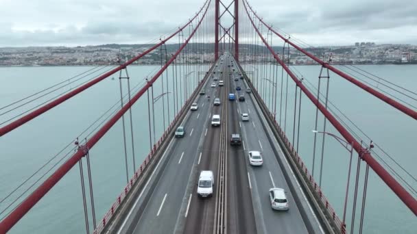 Trafiken Den April Bron Ponte Abril Ligger Lissabon Portugal Korsar — Stockvideo