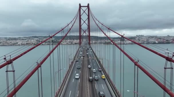 Traffic April Bridge Ponte Abril Located Lisbon Portugal Crossing Tagus — Stockvideo