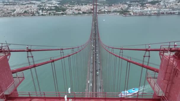 Движение Мосту Апреля Ponte Abril Расположенному Лиссабоне Португалия Через Реку — стоковое видео