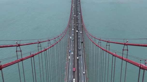 Traffic April Bridge Ponte Abril Located Lisbon Portugal Crossing Tagus — Vídeo de Stock