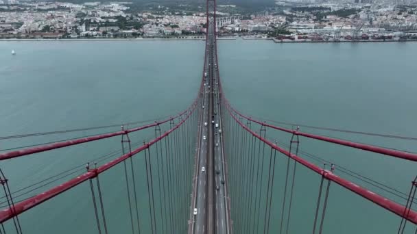 4月25日大桥 Ponte Abril 位于葡萄牙里斯本 横跨塔格斯河 无人机 — 图库视频影像