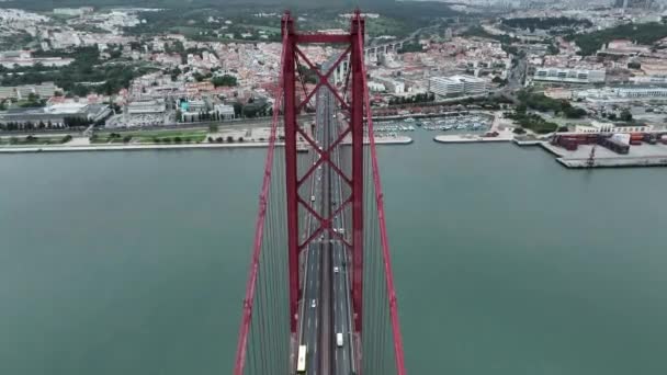 Traffic April Bridge Ponte Abril Located Lisbon Portugal Crossing Tagus — Vídeo de stock