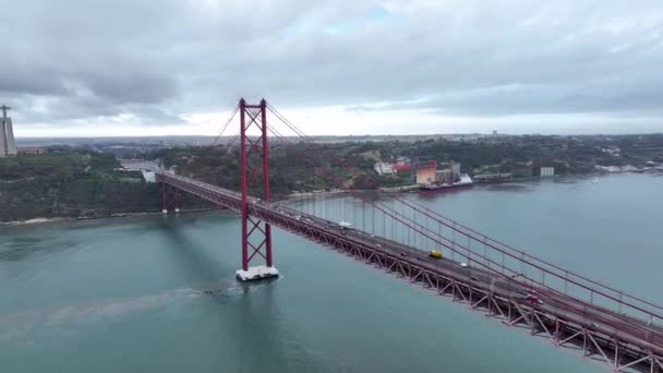 Traffic April Bridge Ponte Abril Located Lisbon Portugal Crossing Tagus — Stock video