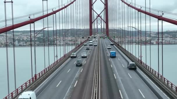 Trafiken Den April Bron Ponte Abril Ligger Lissabon Portugal Korsar — Stockvideo