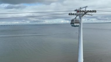 Milletler Parkı 'ndaki Telecabine Lisboa (Parque das Nacoes). Lizbon 'un modern bölgesinde bir yaz günü Tagus nehrinin üzerinde kablolu bir araba. 4k