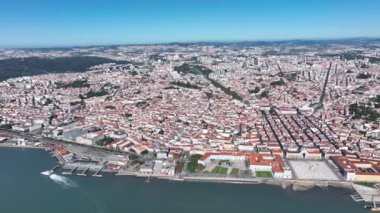 Lisbon Skyline. Şehir merkezi ve arka plandaki eski kasaba. Portekiz. 4k