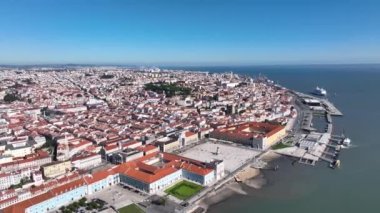 Lisbon Skyline. Şehir merkezi ve arka plandaki eski kasaba. Portekiz. 4k
