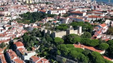 Lizbon Şehri Şehir Merkezi ve Kale, Portekiz. Drone bakış açısı. Gezici Mekanlar ve Ünlü Mimarlık Binaları. 4k