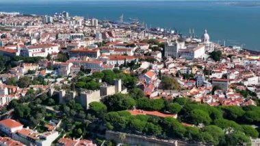 Lizbon Şehri Şehir Merkezi ve Kale, Portekiz. Drone bakış açısı. Gezici Mekanlar ve Ünlü Mimarlık Binaları. 4k