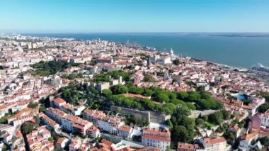 Lizbon Şehri Şehir Merkezi ve Kale, Portekiz. Drone bakış açısı. Gezici Mekanlar ve Ünlü Mimarlık Binaları. 4k