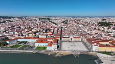 Lisbon Skyline. Şehir merkezi ve arka plandaki eski kasaba. Portekiz. 4k