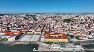Lisbon Skyline. Şehir merkezi ve arka plandaki eski kasaba. Portekiz. 4k