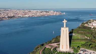 Kral İsa 'nın mabedi. Portekiz 'deki Lizbon şehrine tepeden bakan İsa' nın Kutsal Kalbi 'ne adanmış Katolik anıtı. 4k