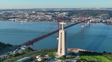 Kral İsa 'nın mabedi. Portekiz 'deki Lizbon şehrine tepeden bakan İsa' nın Kutsal Kalbi 'ne adanmış Katolik anıtı. 4k