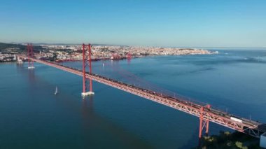 25 Nisan köprüsü (Ponte 25 de Abril), Portekiz 'in Lizbon kentinde Targus Nehri' ni geçmektedir. Drone. 4k