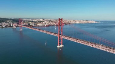 25 Nisan köprüsü (Ponte 25 de Abril), Portekiz 'in Lizbon kentinde Targus Nehri' ni geçmektedir. Drone. 4k
