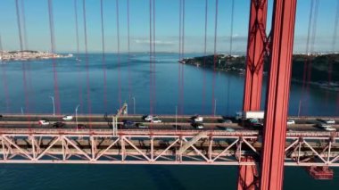 25 Nisan köprüsü (Ponte 25 de Abril), Portekiz 'in Lizbon kentinde Targus Nehri' ni geçmektedir. Drone. 4k