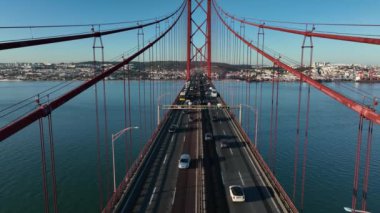25 Nisan köprüsü (Ponte 25 de Abril), Portekiz 'in Lizbon kentinde Targus Nehri' ni geçmektedir. Drone. 4k