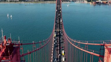 25 Nisan köprüsü (Ponte 25 de Abril), Portekiz 'in Lizbon kentinde Targus Nehri' ni geçmektedir. Drone. 4k