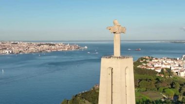 Kral İsa 'nın mabedi. Portekiz 'deki Lizbon şehrine tepeden bakan İsa' nın Kutsal Kalbi 'ne adanmış Katolik anıtı. 4k