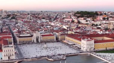 Portekiz, Lizbon 'daki ticaret meydanı. Palace Yard, Ribeira Kraliyet Sarayı. Drone bakış açısı. 4 bin. Günbatımı Işığı.