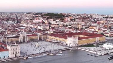 Portekiz, Lizbon 'daki ticaret meydanı. Palace Yard, Ribeira Kraliyet Sarayı. Drone bakış açısı. 4 bin. Günbatımı Işığı.