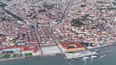 Lisbon Skyline. Şehir merkezi ve arka plandaki eski kasaba. Portekiz. 4k