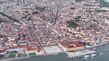 Lisbon Skyline. Şehir merkezi ve arka plandaki eski kasaba. Portekiz. 4k