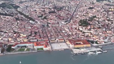 Lisbon Skyline. Şehir merkezi ve arka plandaki eski kasaba. Portekiz. 4k